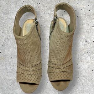 Vince Camuto Kentvi Suede peep toe booties. Size 7M